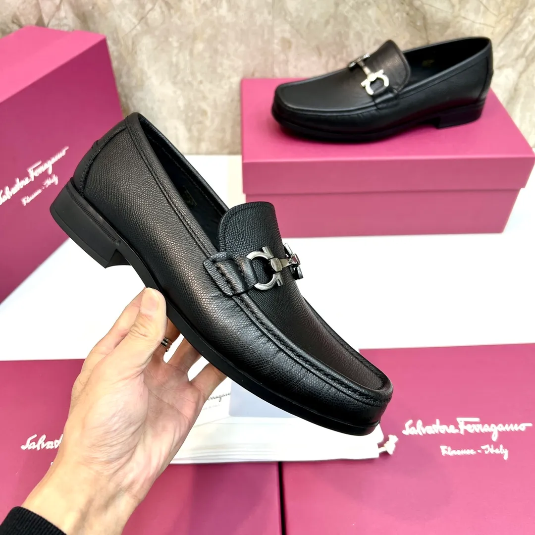 Original quality P780 Brand: Ferragamo Standard size: Men's size 39–44 (38.45 can be customized) Grade: Same style as the official website High-quality men's shoes Material: Customized first-layer calfskin with water-dyed cowhide lining Cowhide tiptoe Original non-slip and wear-resistant rubber outsole Style category: Men's formal business leather shoes are young and fashionable European and American trends British style Casual matching and comfortable feet Color: actual picture